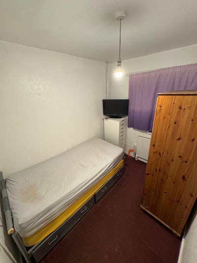 Lovely Single Room Available in  House.        Main Photo