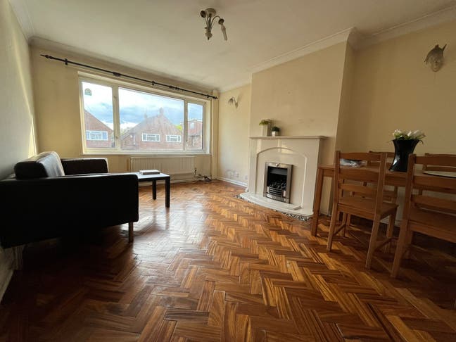 2bed flat Feltham Main Photo