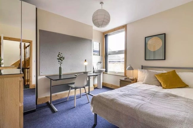 Double Room- 20 Douglas Road Main Photo