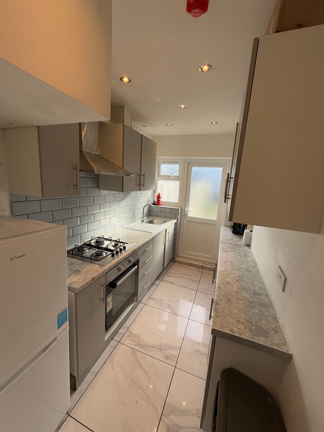 Super Cheap Room Close to Hendon - Available Now Main Photo