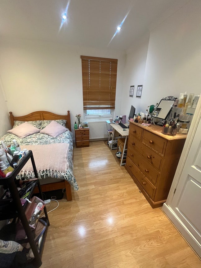 Bright double room available in cozy Balham flat  Main Photo