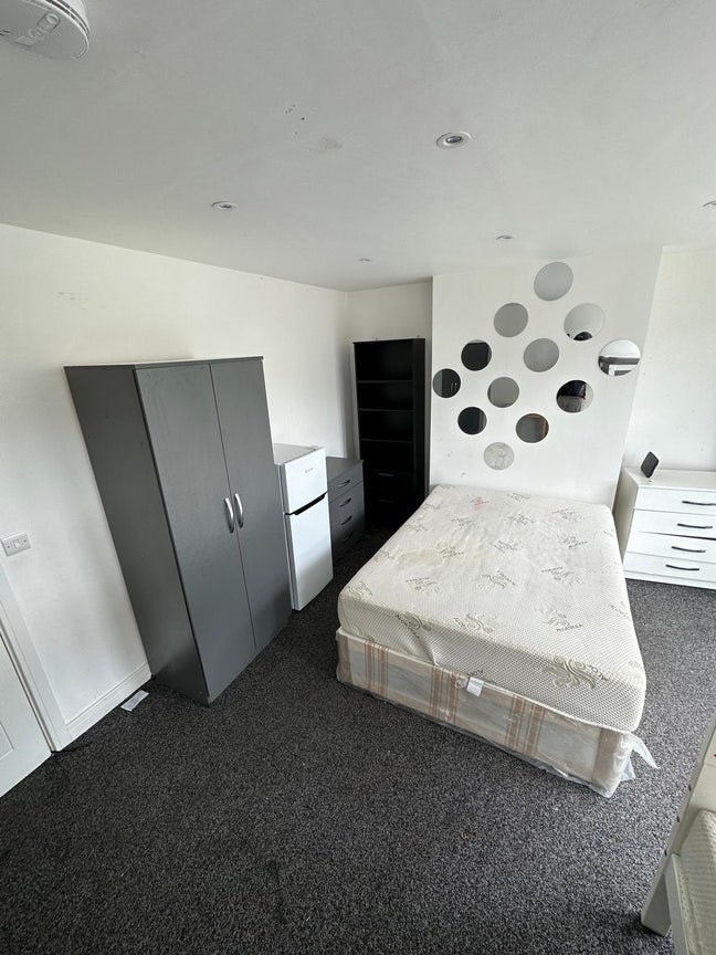 🛏️ Master double room to let in- CROYDON Main Photo