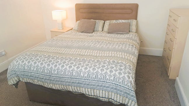 Riverside View Double Room - No Deposit Main Photo