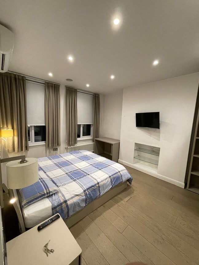 Spacious Double Room with Private Bathroom - Prime Main Photo