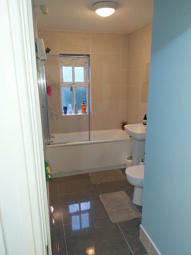 Single bedroom in nice flat  Main Photo