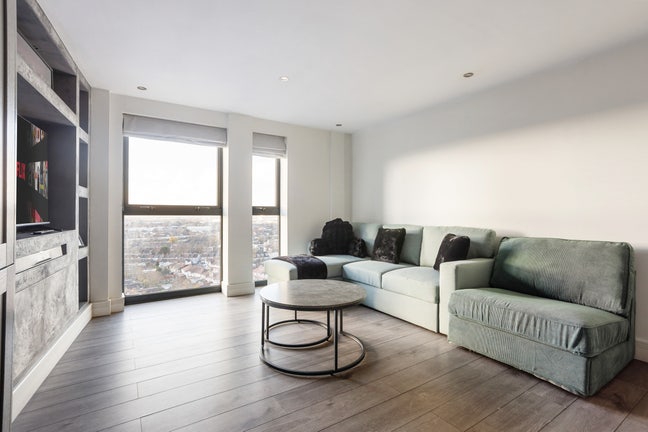 Modern High Rise Two Bed Apartment Central Croydon Main Photo