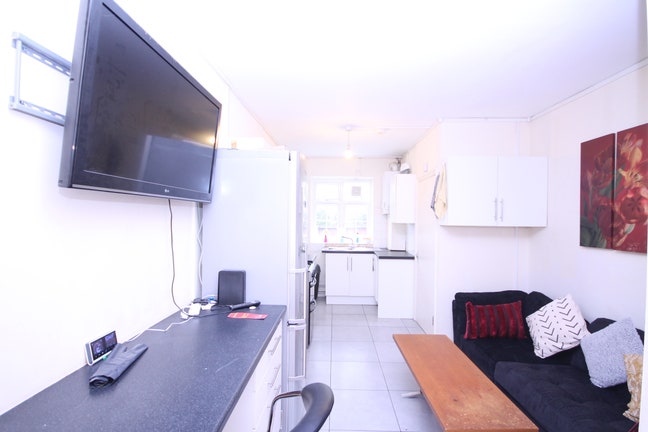 Two Single Room Available – SW17 (Bills inc) Main Photo