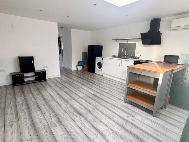 Annex Studio Own Entrance - Southall  Main Photo