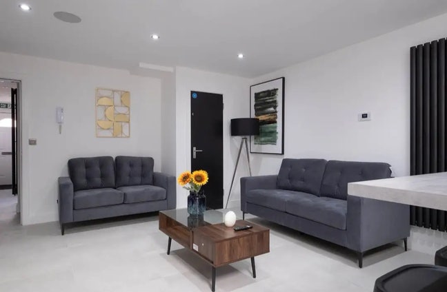 Double En-suite Room available now Main Photo