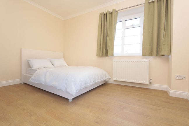 3 Bed Flat in Maida Vale -  Room Available Now!!!  Main Photo