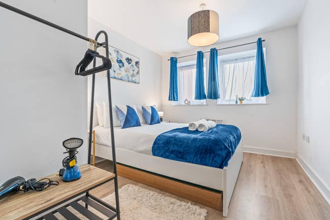 1 Bed Morden Fully Furnished Apartment  Main Photo