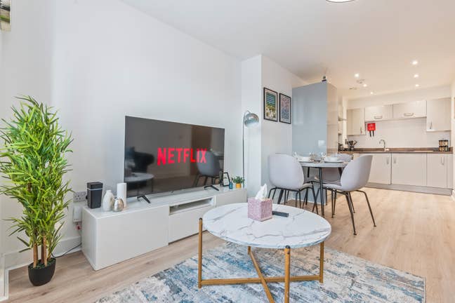 1 Bed Morden Fully Furnished Apartment  Main Photo