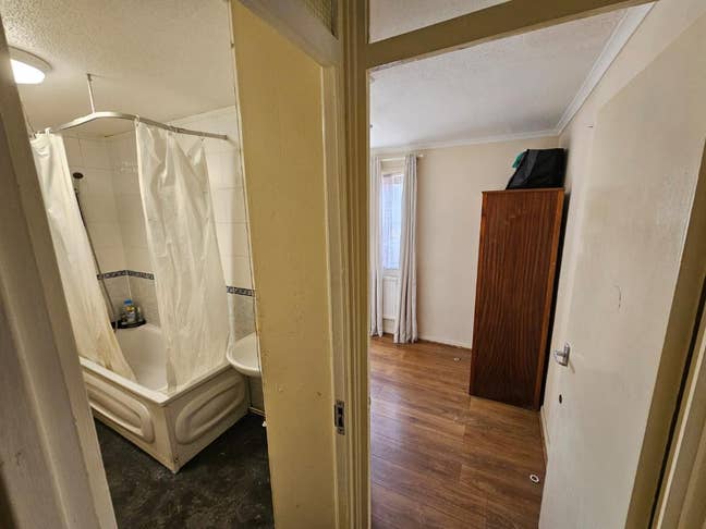 A Single room in a shared accomodation Main Photo