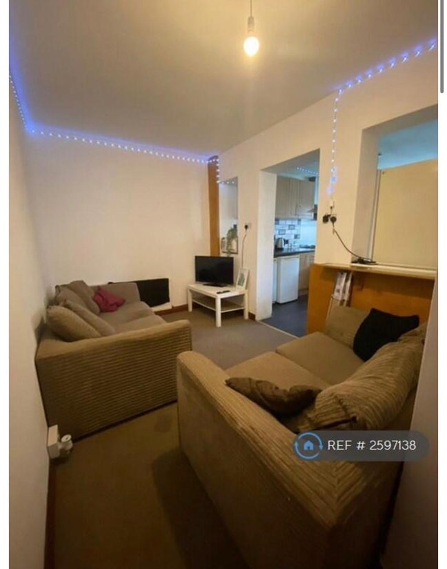 Double & Single Rooms Available – Prime Location. Main Photo