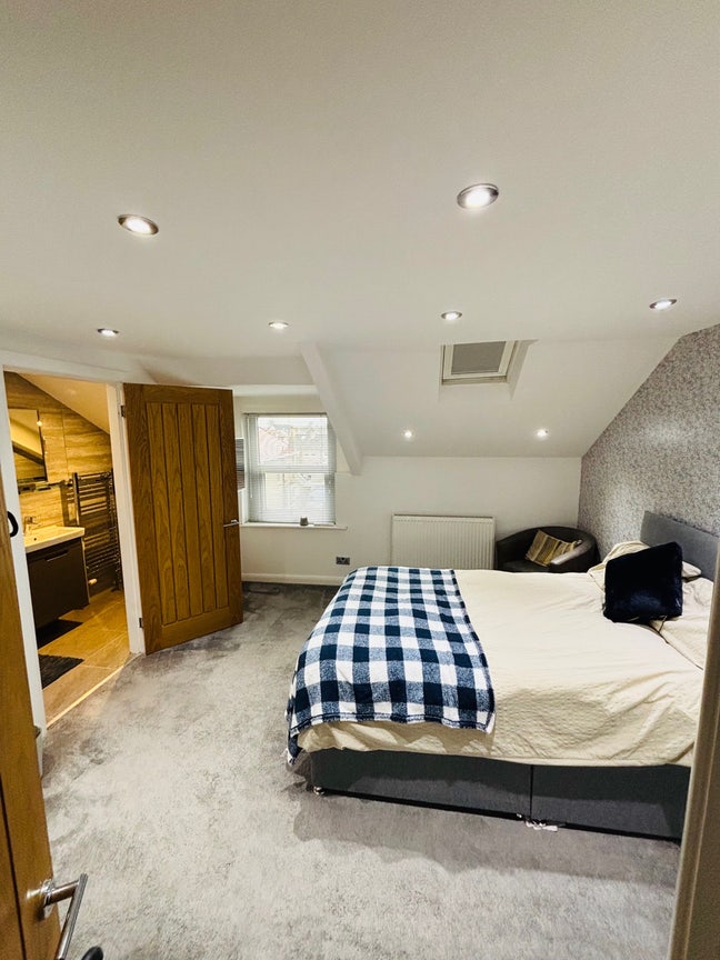 Beautiful furnished double room with en-suite Main Photo