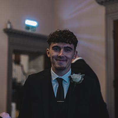 Looking for 3 bedroom flat and 2 Housemates Main Photo