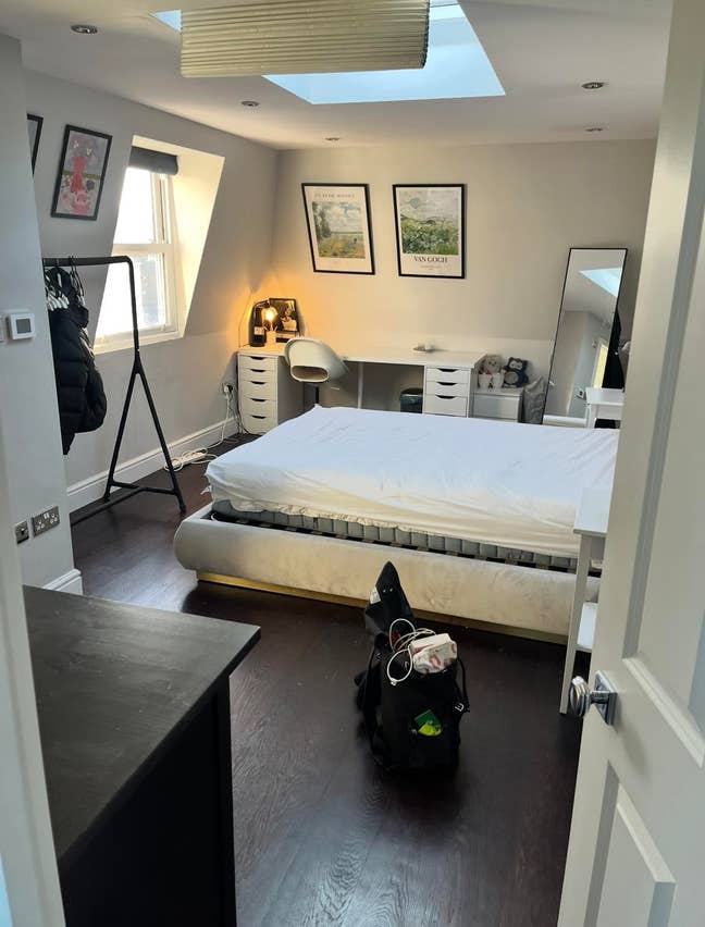 Spacious ENSUITE in Clapham Main Photo