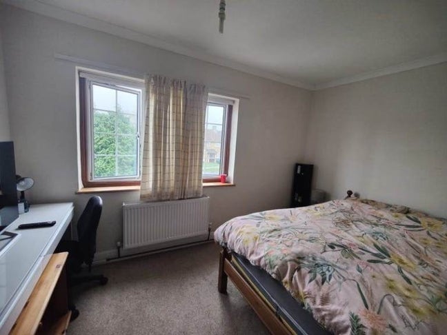 Double room is available for rent in - CR0 7QJ Main Photo