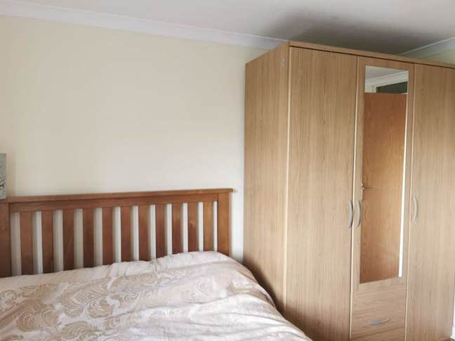 ✨ 2 Rooms Available in a 3-Bedroom Flat – SL1 ✨ Main Photo