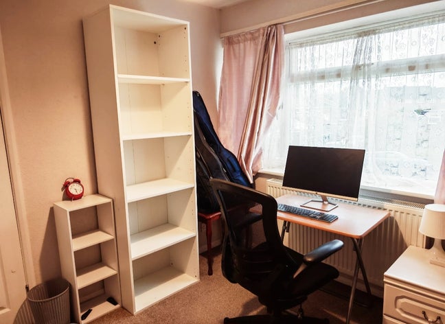 Room for Rent - Clean & Spacious Room Available Main Photo