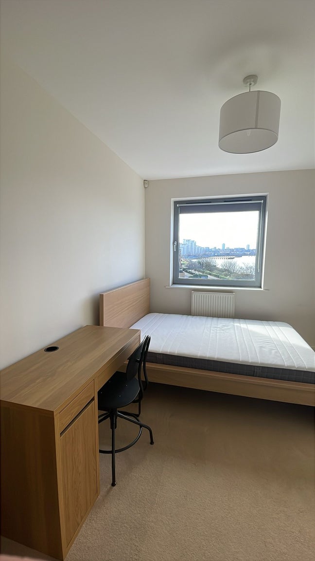 Double bedroom - riverside flat  Main Photo