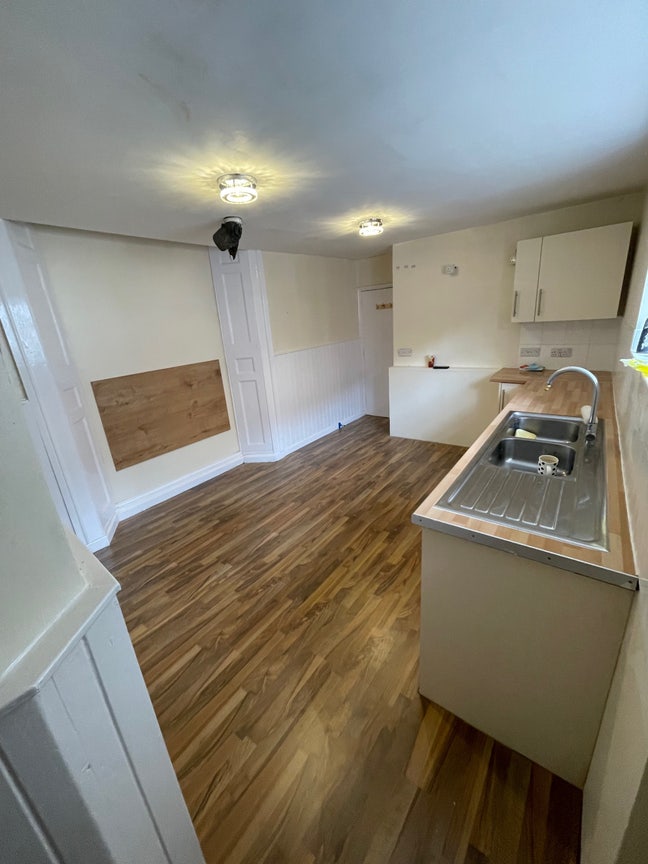 One bedroom for rent. £575 pm bills included.  Main Photo