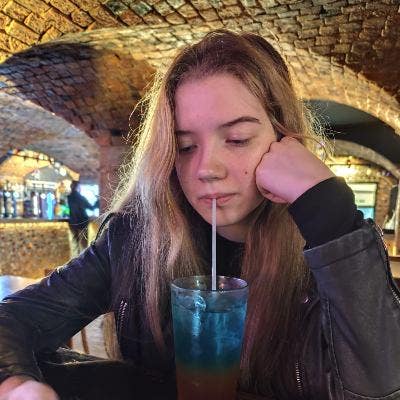 Professional Female seeks a single or double room Main Photo