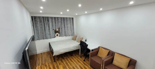 Self Contained Studio with bills available in UB10 Main Photo