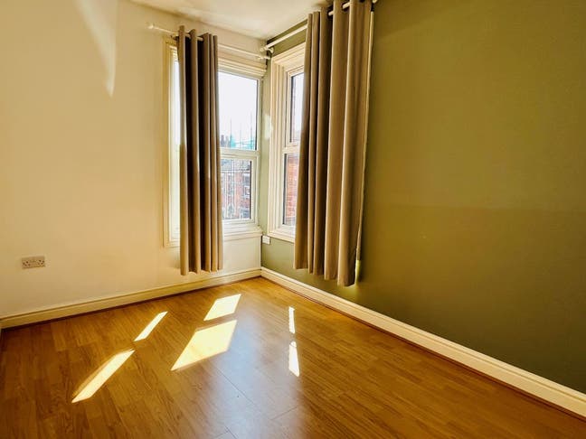 Independent Flat available! Walkable dist to NHS! Main Photo