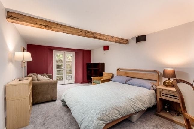 Double bedroom in Georgian new town duplex Main Photo