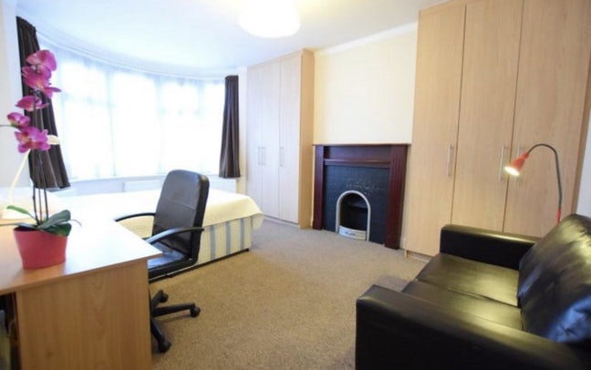 Large Bright Room – Kensal Green (Zone 2)  Main Photo