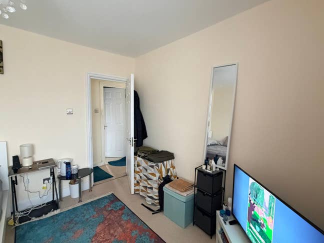 Spacious King-Size Bedroom – All Bills Included Main Photo