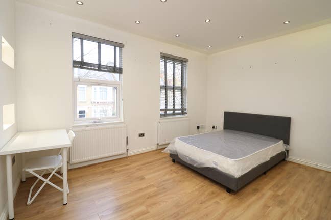 Master Ensuite + Double Room in Luxury Flat! Main Photo