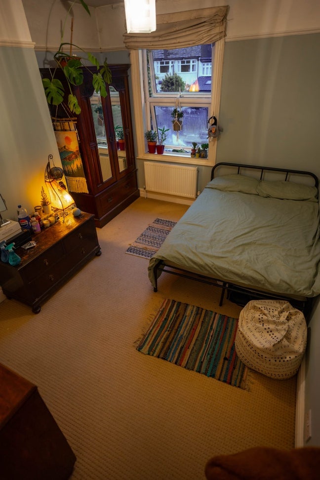 Double Bedroom minutes from  Central Line Main Photo