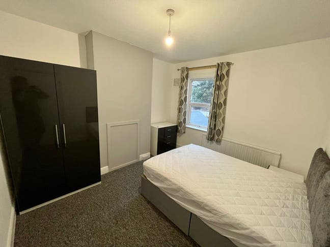 Large contemporary Double Room available  Main Photo
