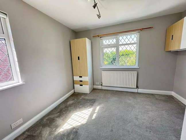 Looking for female to share our stunning house Main Photo