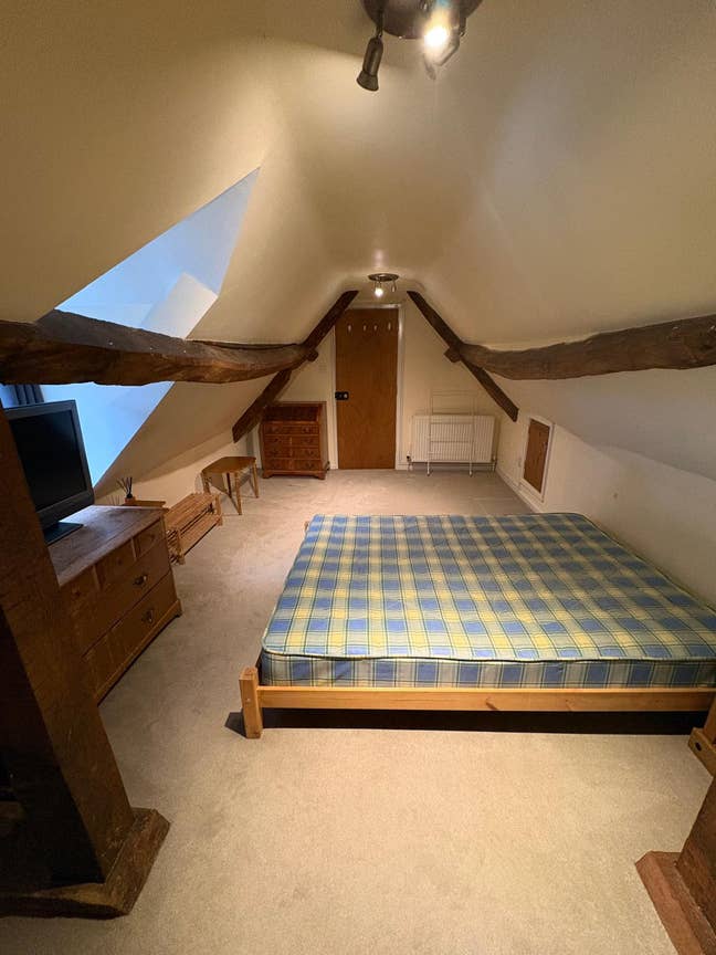 Spacious en-suite loft room in barn conversion Main Photo