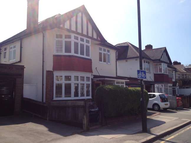 Room in a lovely house 5 mintues walk to station  Main Photo