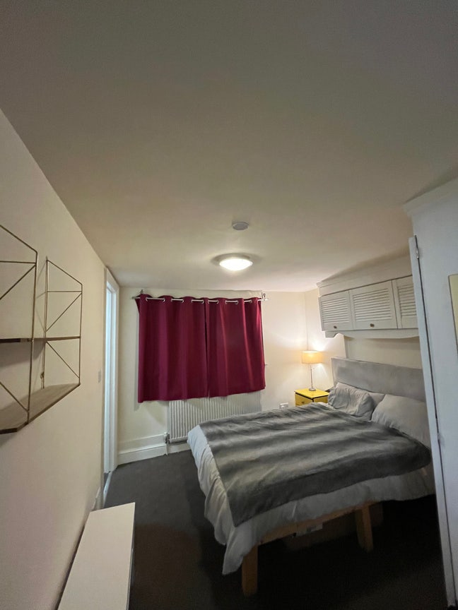 En suite room in house share - BILLS INC Main Photo