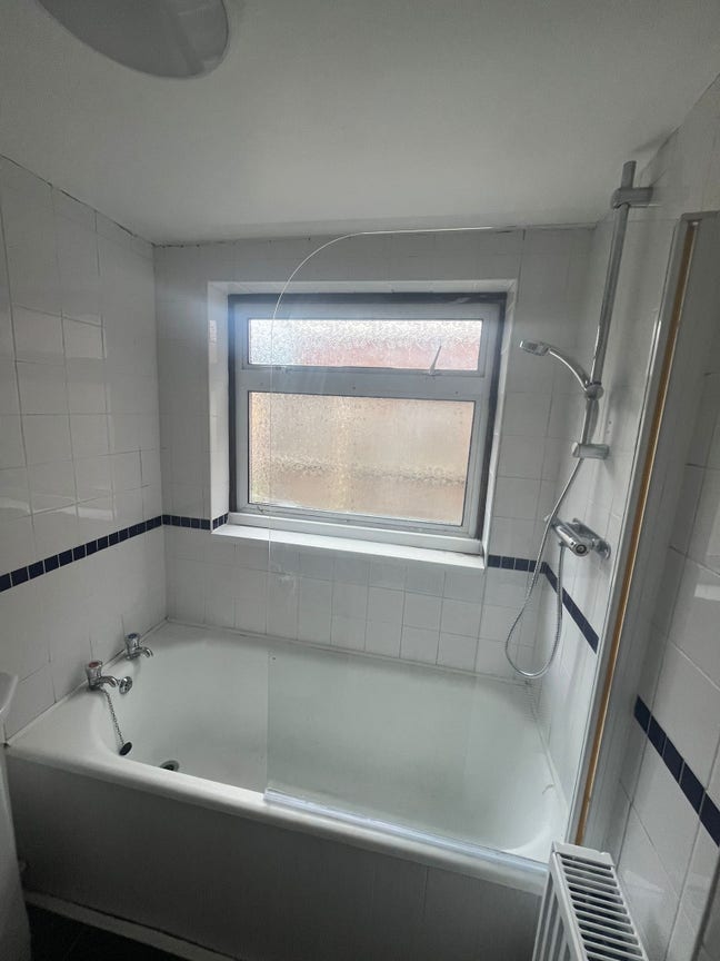 Room on Muriel Road avaliable in mid December Main Photo