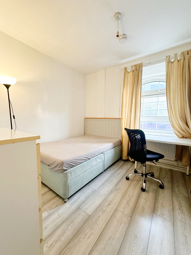 Lovely Room| Only 5-min to Mile End Station Main Photo