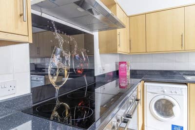 Shared room in flat for professional Main Photo