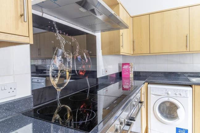 Shared room in flat for professional Main Photo