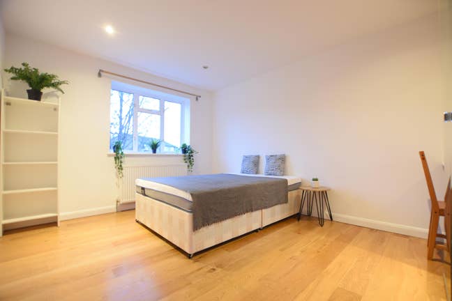 ** 3 Spacious Rooms - Available Now ** Main Photo