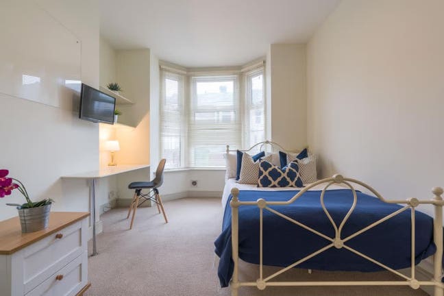 Spacious furnished room for Students Main Photo