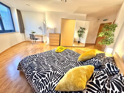 Enormous room with en-suite and bills  Main Photo