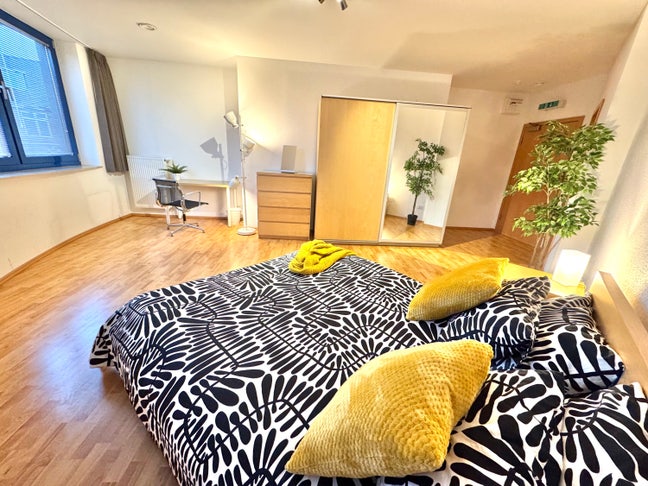 Enormous room with en-suite and bills  Main Photo