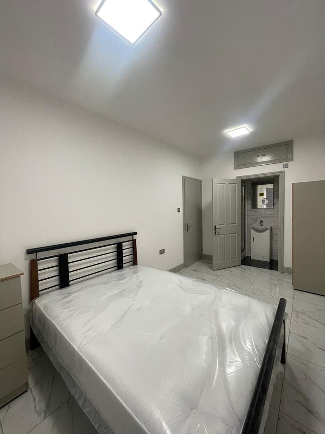 Beautiful Ensuite in Modern Flat🔥 Main Photo