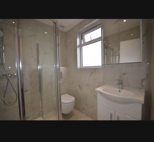 Large unsuite room  Main Photo