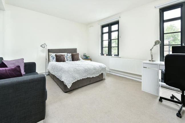 Spacious double bedroom w/ balcony in Central Ldn Main Photo